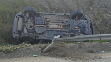 Una mujer y su hija protagonizaron un vuelco en avenida Héroes de Malvinas