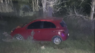 Hallan vehículo de alquiler por aplicación desbarrancado en zona boscosa