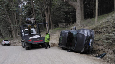Despiste y vuelco en el ingreso al barrio Dos Banderas