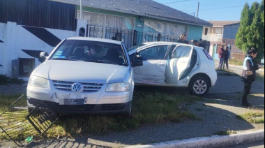 Choque en el centro de Río Grande afectó a tres vehículos y a una vivienda