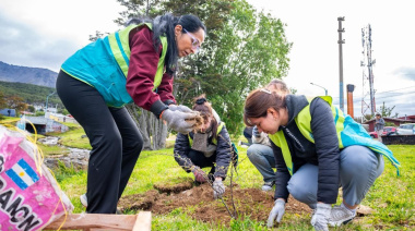 El Municipio junto comn ONG ASEZ WAO realizaron una nueva jornada de plantación de arboles