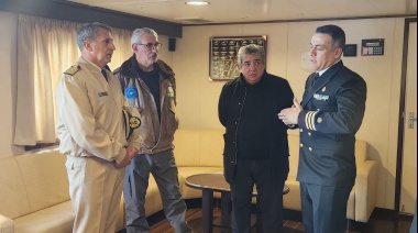 Becerra visitó el buque oceanográfico Bap Carrasco