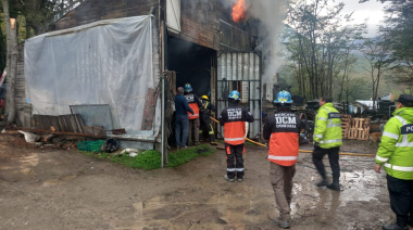 Incendio en un taller: una mujer fue hospitalizada por inhalación de humo