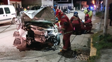 Conductor termina hospitalizado tras chocar contra un poste de luz