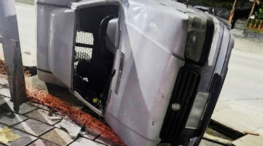 Investigan el vuelco y abandono de un utilitario en la Avenida Alem