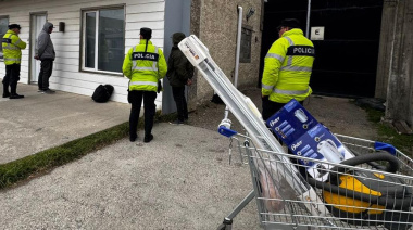 Dos detenidos tras ser sorprendidos con elementos robados en un carrito de supermercado