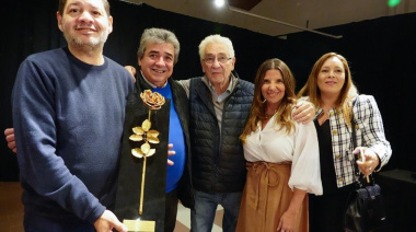 Pallarols realizó la entrega de la "Rosa por la paz" a la ciudad de Ushuaia