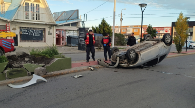 Río Grande: Un automóvil volcó en la intersección de Perón y Chamorro