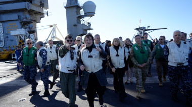 Milei estuvo a bordo del portaaviones USS Nimitz de los Estados Unidos