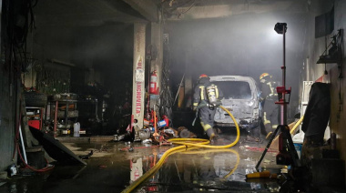 Incendio en un taller mecánico de Ushuaia: un vehículo sufrió daños