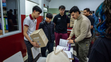 La Municipalidad entregó kits electorales a centros de estudiantes en el EMEI