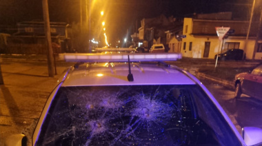 Tres hombres detenidos tras agredir a la policía y destrozar un patrullero