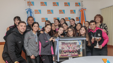 Sciurano y Urquiza brindaron reconocimiento a las campeonas nacionales de hockey pista