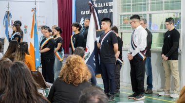 El Colegio Provincial "Alicia Moreau de Justo" presentó su bandera institucional