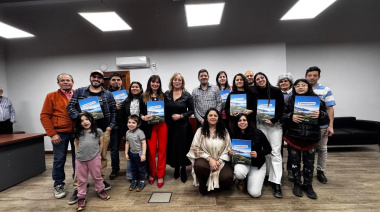 El Municipio entregó decretos de adjudicación de tierras a graduados universitarios