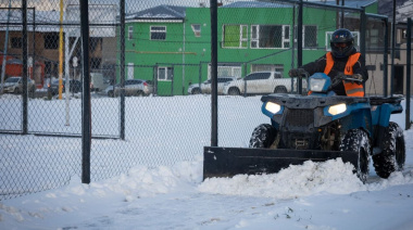 Realizan despeje de playones y veredas tras la nevadas en Ushuaia
