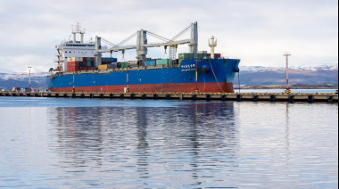 Arribó el barco con las 6200 toneladas de equipamiento para la nueva usina de Ushuaia