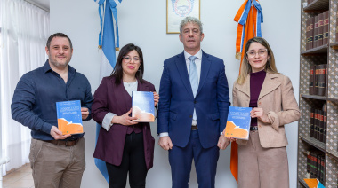 Löffler donó el II tomo de la Constitución comentada a la biblioteca de la Legislatura