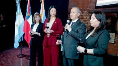 Funcionarios municipales participaron de la conmemoración del Día Nacional de la Republica de Chile