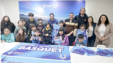 La Escuela Municipal de Básquet estrenó indumentaria deportiva