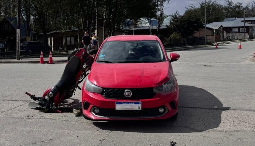 Violento choque en Tolhuin entre una moto y un automóvil