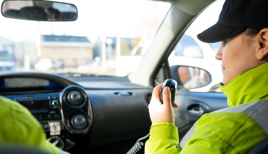 Embistieron a dos policías y huyeron