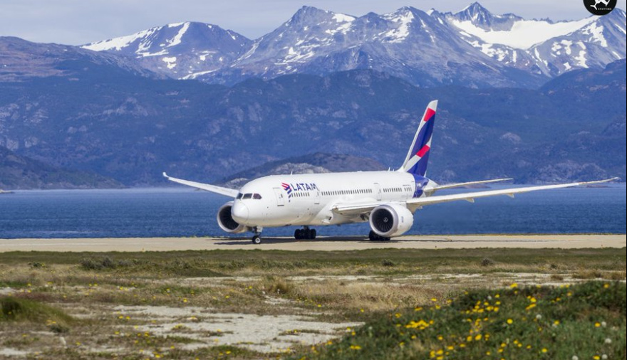 Unos 30 pasajeros abordaron en Ushuaia el vuelo hacia Malvinas