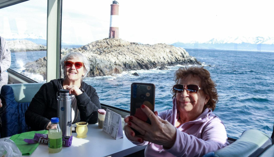 Mes de las y los jubilados: Paseo en catamarán por el Canal de Beagle