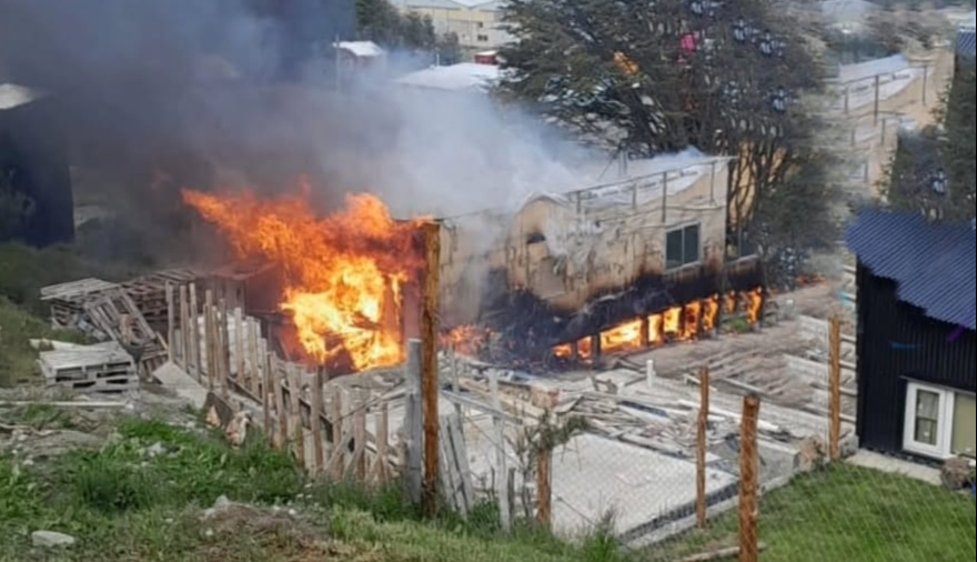 Barrio Akar: Tres menores logran escapar de un voraz incendio que destruyó su vivienda