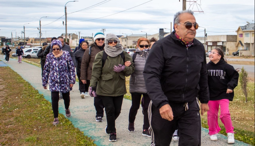 Personas mayores participan de encuentros saludables