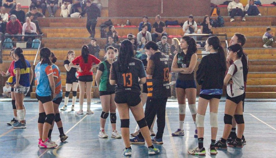 Exitosa primera jornada de capacitación de talentos de vóley en Tolhuin de cara los Juegos EPADE 2026