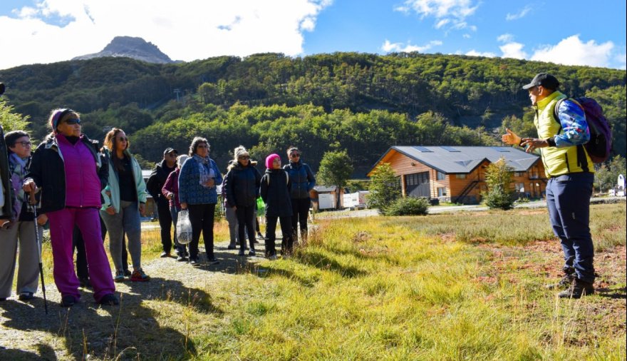 Adultos mayores realizaron senderismo hasta la Cascada del Viento