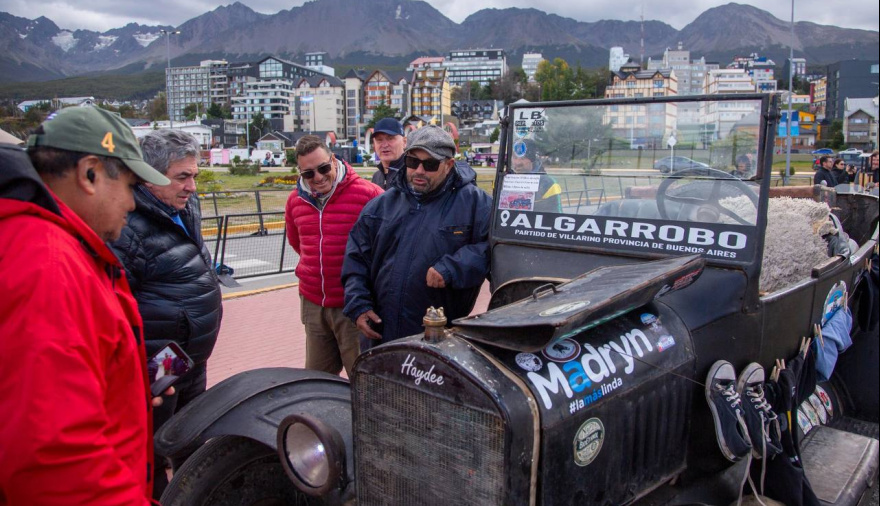 Becerra recibió en Ushuaia a Julio Dupont, quien llegó tras recorrer más 3000 Km en un Ford T de 1924