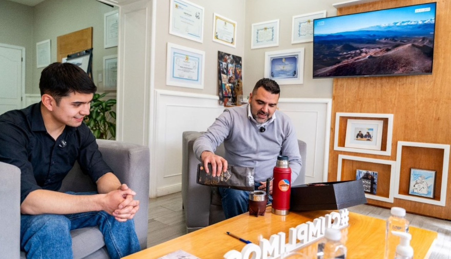Vuoto se reunió con jóvenes emprendedores que elaboraron una yerba mate fueguina