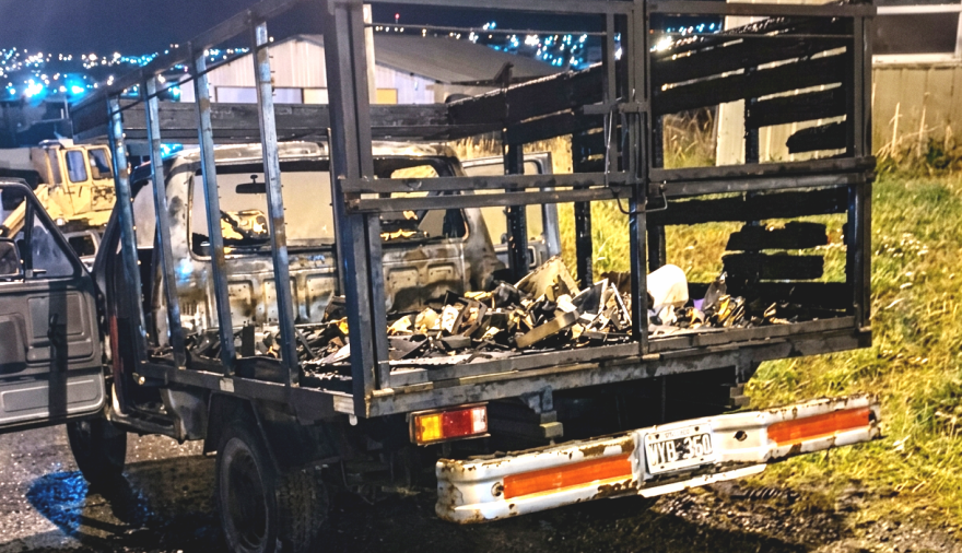 Investigan incendio intencional de una camioneta en el sector de Monseñor Scriva
