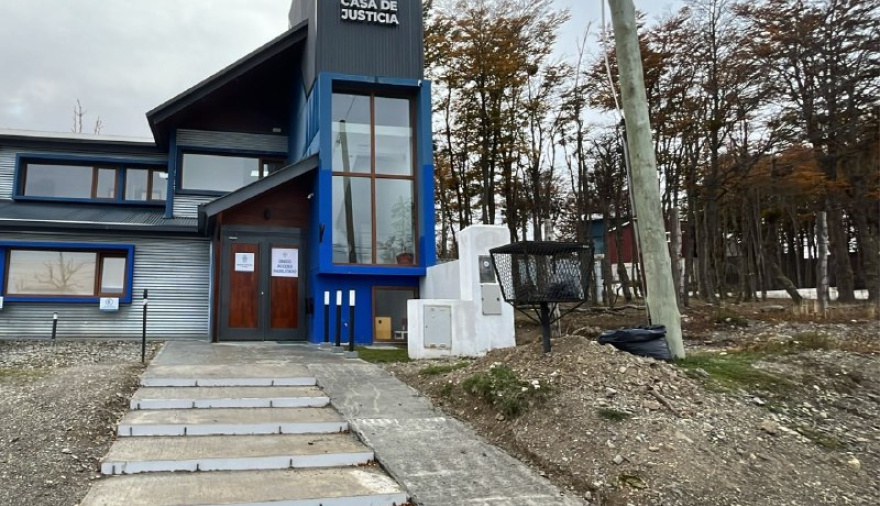 Avanza una obra para mejorar la accesibilidad en la Casa de Justicia de Tolhuin