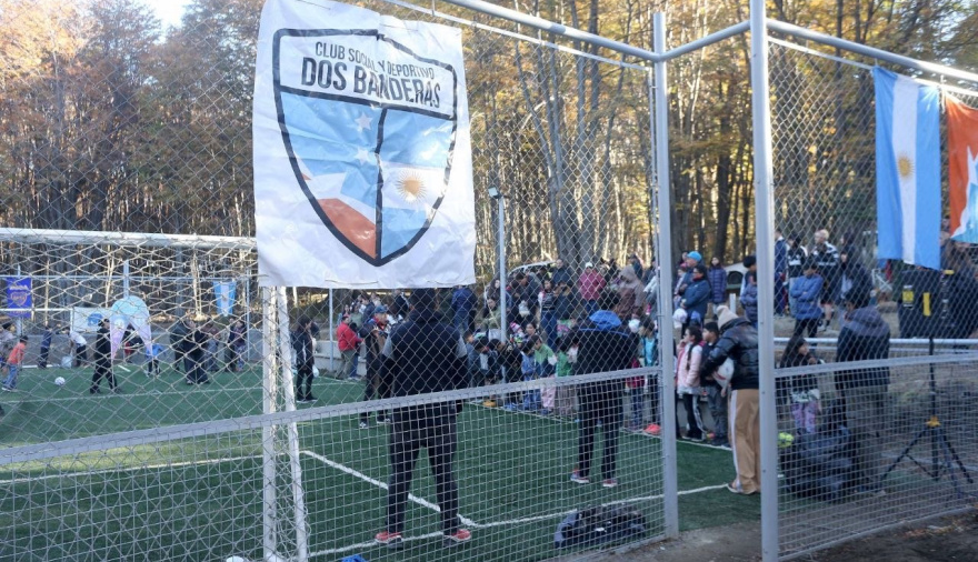 Inversión municipal: inauguraron un playón deportivo en el Dos Banderas