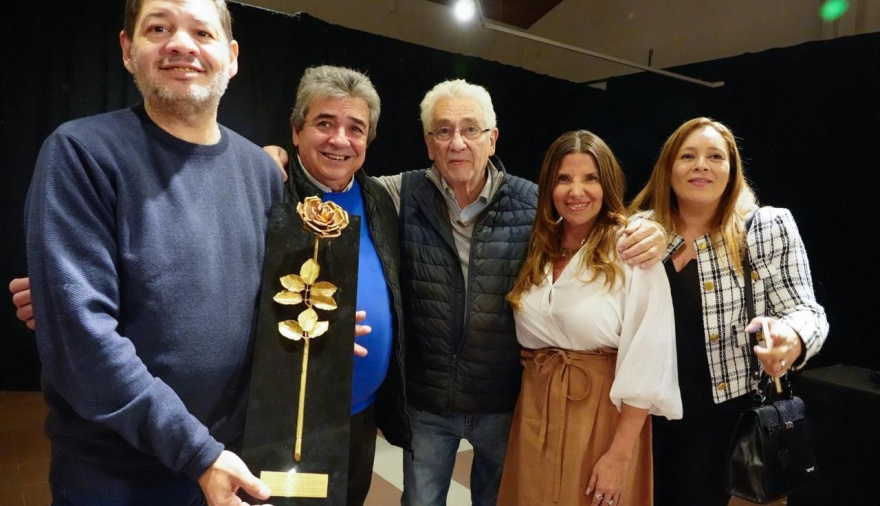 Pallarols realizó la entrega de la "Rosa por la paz" a la ciudad de Ushuaia