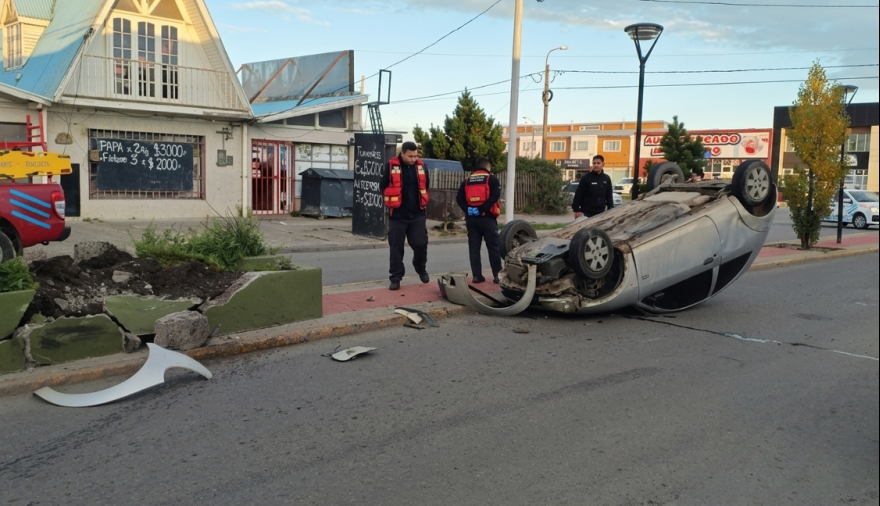 Río Grande: Un automóvil volcó en la intersección de Perón y Chamorro