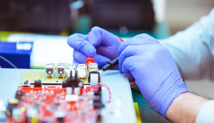 Man: "Estamos trabajando con nuestro equipo y con el sector productivo para evaluar el alcance del nuevo decreto"