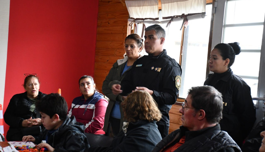 La Policía se reunión con vecinos en Tolhuin para reforzar la seguridad