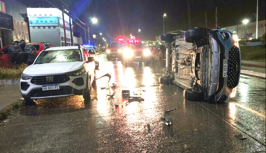 Un vehículo volcó tras colisionar con un auto estacionado en Río Grande