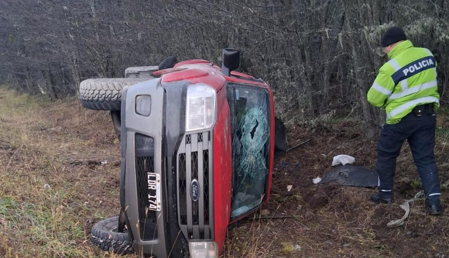 Siniestro vial en la Ruta 3: Una camioneta volcó cerca de Tolhuin por el estado de la calzada