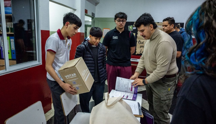 La Municipalidad entregóp kits electorales a centros de estudiantes en el EMEI