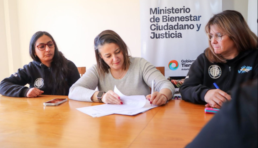 Gobierno y ATE Tolhuin firmaron un acuerdo para fortalecer la Diplomatura Universitaria de Acompañantes Comunitarios contra la Violencia de Género2