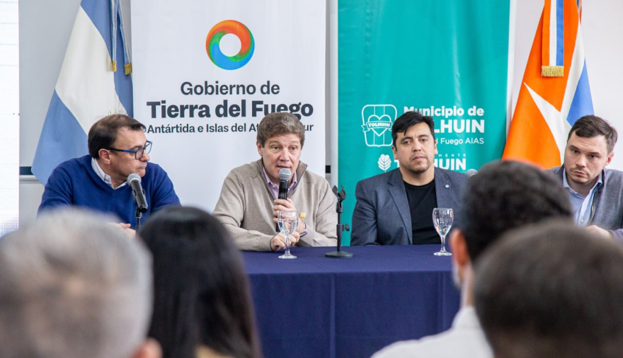 Melella firmó acuerdos en Tolhuin para impulsar inversiones en proyectos acuícolas