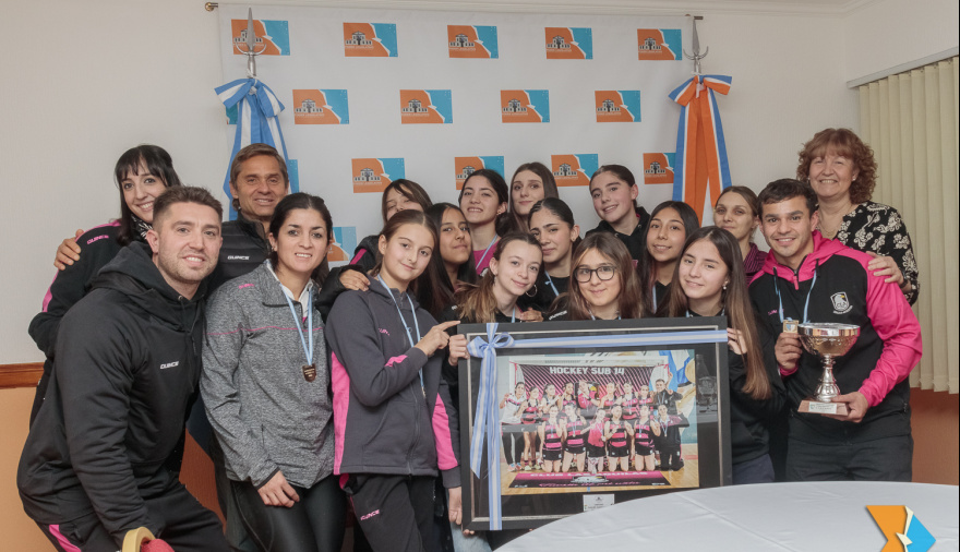 Sciurano y Urquiza brindaron reconocimiento a las campeonas nacionales de hockey pista