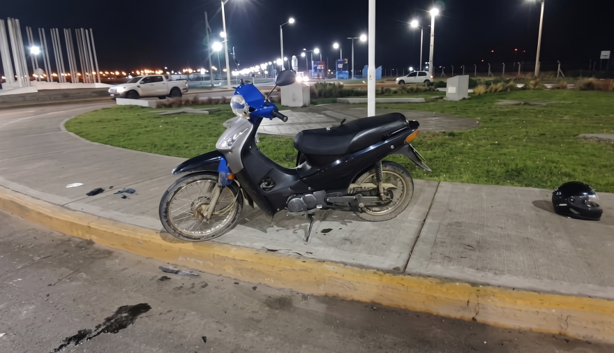 Joven en moto chocó contra una camioneta y resultó con lesiones