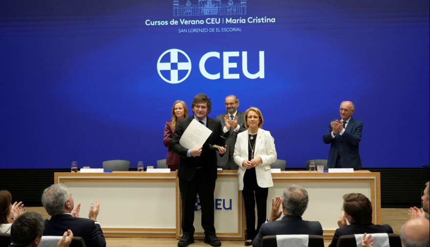 Milei fue galardonado en España con la Medalla de Honor de la Universidad de San Pablo