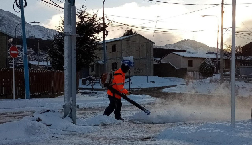 Tras la nevada, personal municipal realiza limpieza y despeje